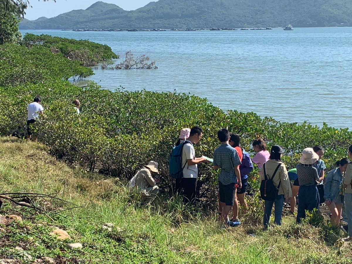 ICHK_edu's tweet photo. Students join the Inter-school City Nature Challenge. How many schools have learning environments like this right on their doorsteps? #ICHKOutdoorlearning https://t.co/uKPzFyEGeN