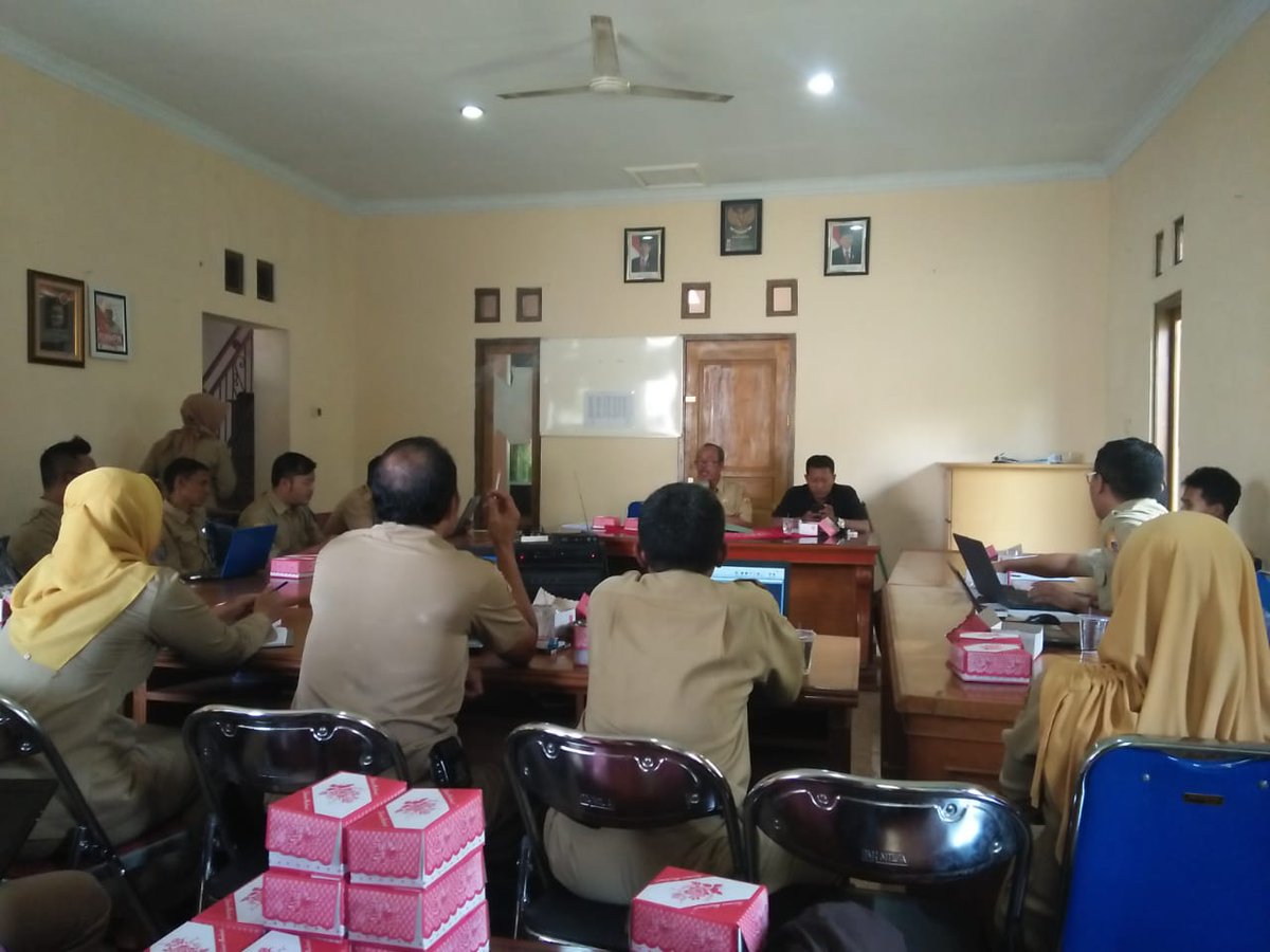 Rapat Bulanan untuk Sekretaris Desa, Kaur Perencanaan, Kasi Kesejahteraan di pendopo @KecMoga Senin, 5/11
<a href="/puspindes/">PUSPINDES</a> <a href="/ganjarpranowo/">Ganjar Pranowo</a> <a href="/pakjunaedi/">Junaedi</a> #JatengGayeng #DesaPintar