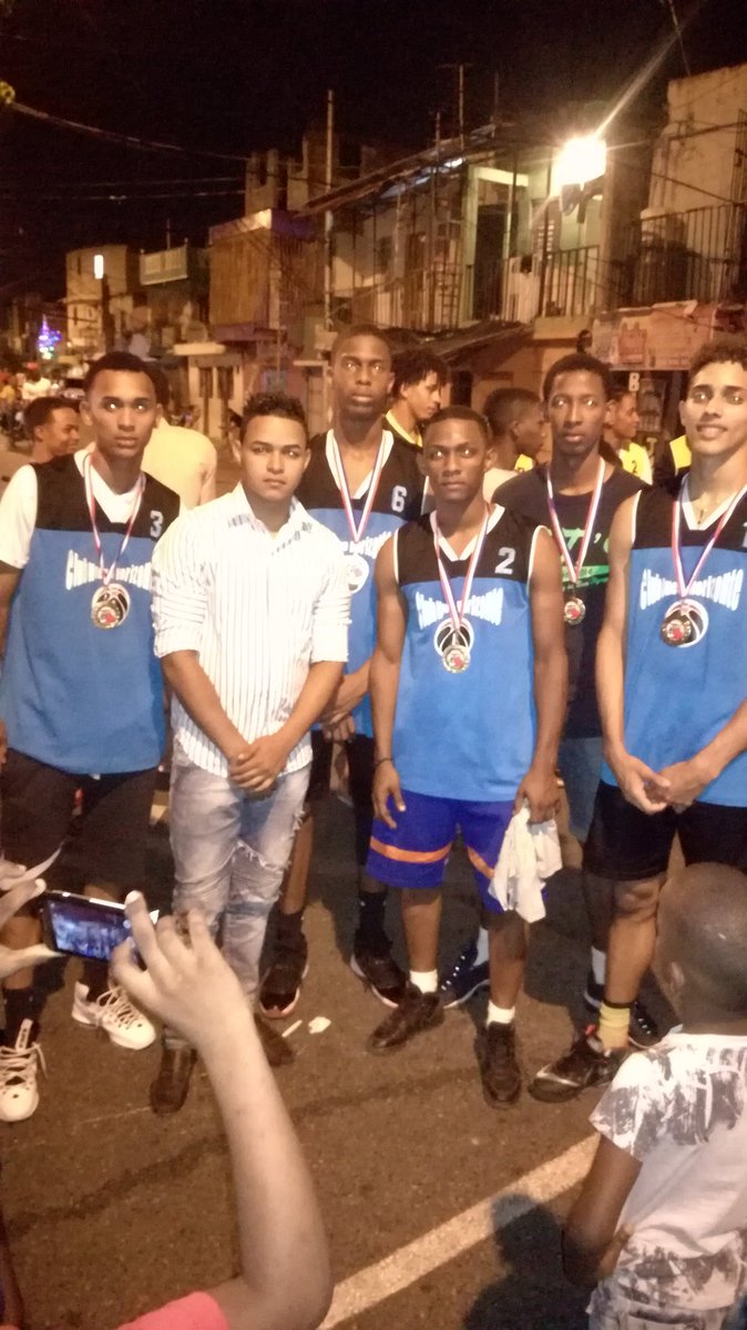 wanderfana9's tweet photo. El segundo lugar, del 7mo torneo 3x3 en el sector de villas agricolas gracias por su apoyo @GustavoSanchezq  @DiputadosRD @BDiputadosPLD @miderec_rd @MElpidio @EL_PASIFICO_19 @temomontas @RubenMaldonadoD @LaSogaCultural https://t.co/eXjmKoTMEW