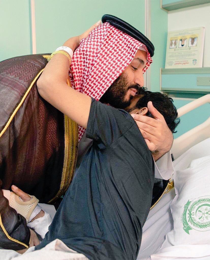 hoookhak1's tweet photo. #محمد_العزم_يساند_ابطال_الحزم
في الخطوط الأماميه وفي المستشفيات يساند ويدعم 
شبل من ذاك الأسد https://t.co/j9pQrbNuRK