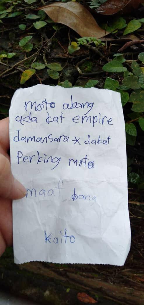 cahayabulan__'s tweet photo. guys semalam motor cousin aku kena curi tau. kereta kena pecah. then, today, jumpa balik berserta notes guy! teringin rupanya pencuri tu. macam macam hal orang zaman sekarang ni 😂 https://t.co/C1GMLWcjlT