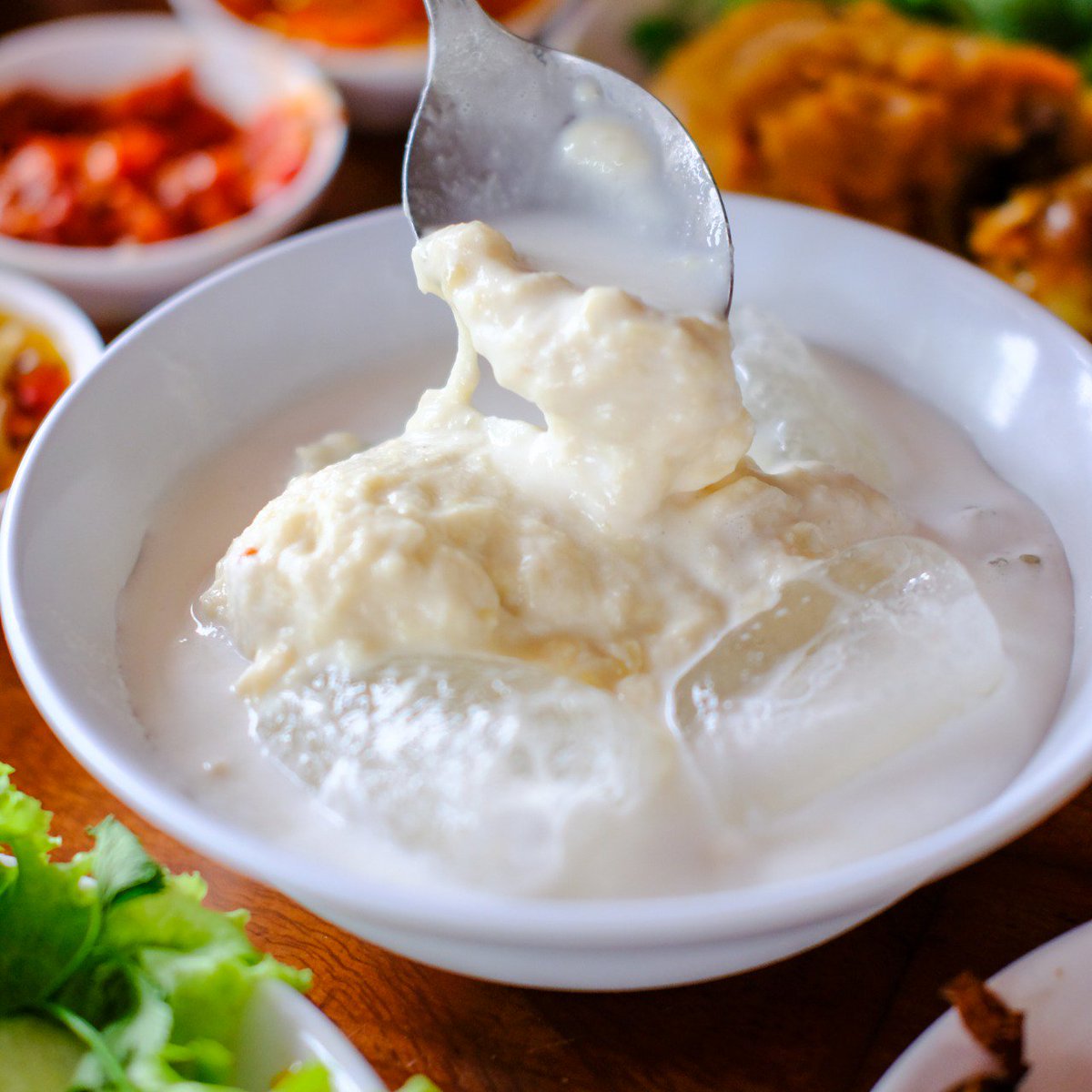 Guyur panasnya siang hari ini dengan semangkuk Es Durian Genit yang nikmat dan segarnya dahsyat menggigit. Daging durian yang lembut berpadu dengan es segar bikin semua beban pikiran dan masalah hidup enyahhh dan punahhh.