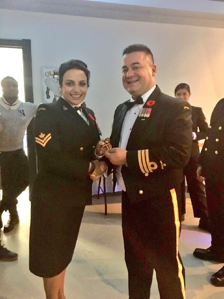 HMCS_NCSM_YORK's tweet photo. #BravoZulu to MS Ansari who has earned the marksmanship badge, presented by our @CO_HMCSYork, Cdr Moniz! 

🎯

Félicitations à matc Ansari qui s’est vu remettre ce soir l’insigne de tir par le Capitaine de frégate Moniz! https://t.co/UvysmXyB4E