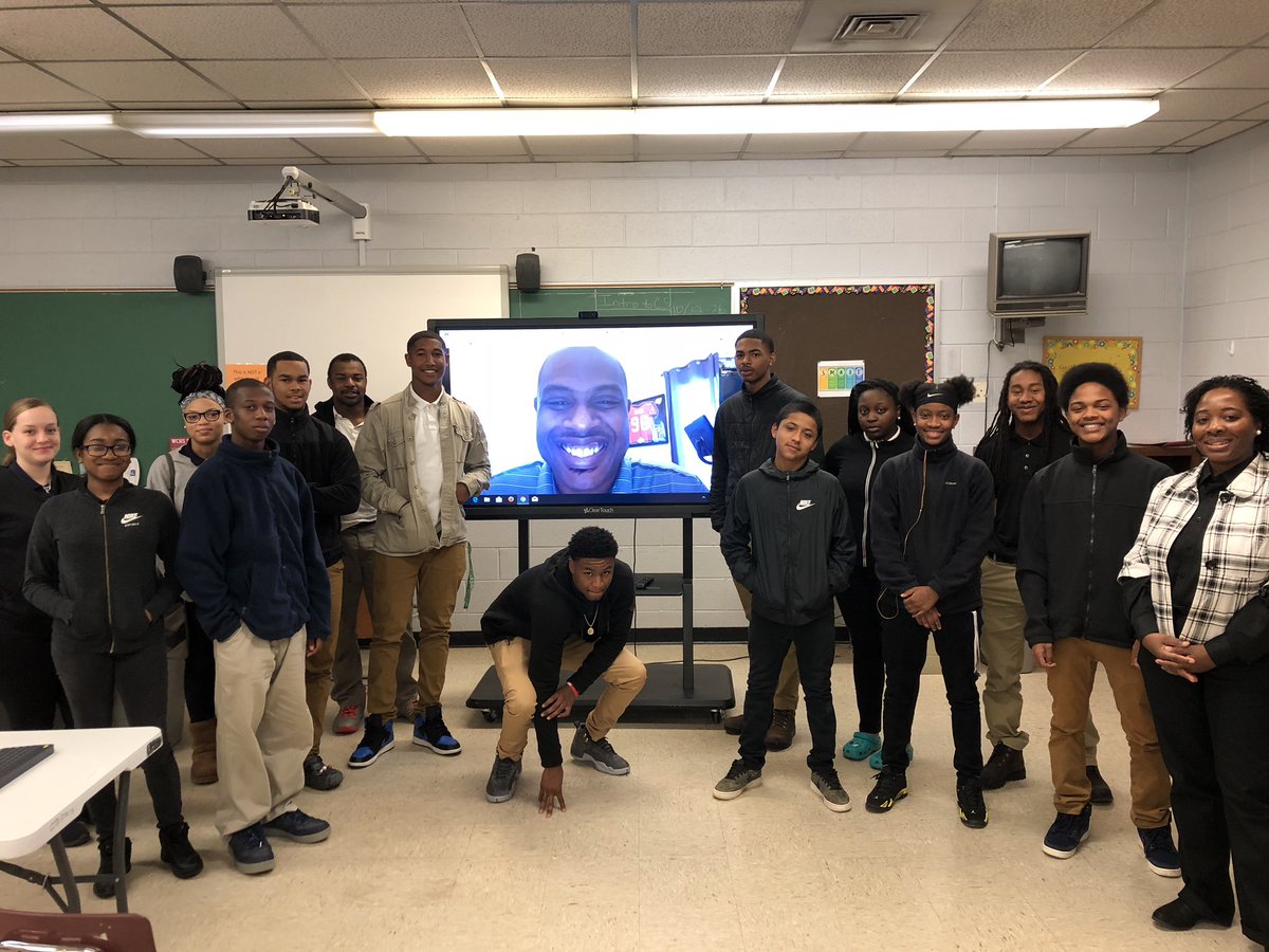 TurningPointCDC's tweet photo. Wouldn’t it be cool to chat with a Super Bowl champion during your high school computer science class? We’re sending a special thanks to @elliswyms and @athletesforcs for talking with this special group of students at Warren County High School. #accesstotech https://t.co/W6SxP1oLwG
