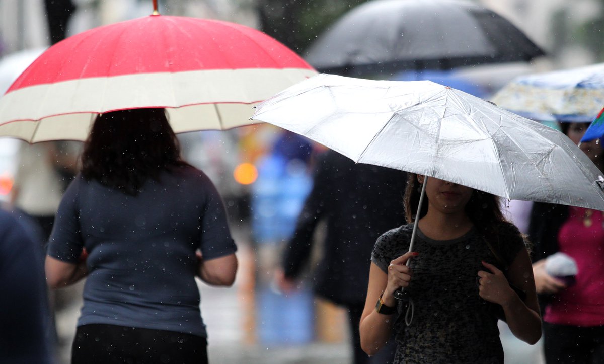 ????? ?? ?.????? on Twitter: "Chuva obriga pessoas a usarem  guarda chuva https://t.co/lcN9ITrzc2 https://t.co/SmclPMYTOt" / Twitter