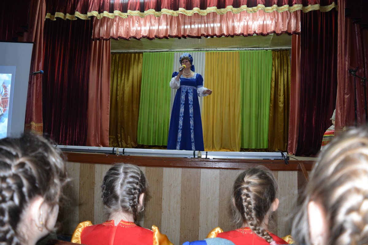 04.11.2018 г. в ДК п. Лух, в день народного единства, состоялась музыкальная композиция "В единстве сила!" Сотрудники КДК (А. Рыбкина, Л. Малиновская, Л. Макарычева), а так же самодеятельные артисты, подарили гостям номера художественной самодеятельности посвященные России.