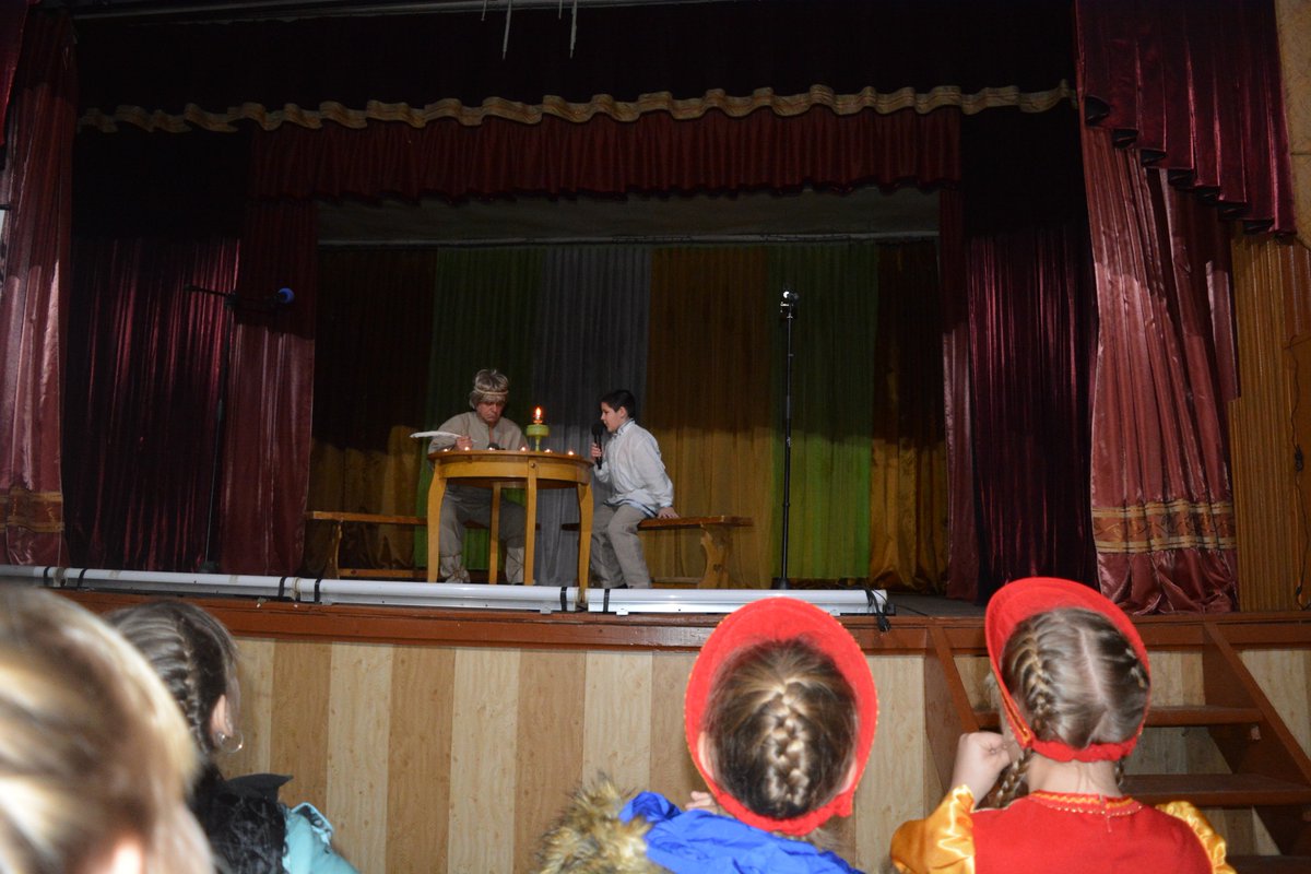 04.11.2018 г. в честь празднования "День народного единства" и в рамках проведения мероприятий "Ночь искусств", сотрудники КДК Л, Малиновская, А. Рыбкина, а также артисты народного театра А.Макин и И. Мельников, представили историческую реконструкцию "Смутное время".