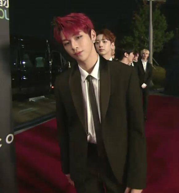 헐 강다니엘 오늘 빨간머리랑 턱선 쩐다.. | 인스티즈