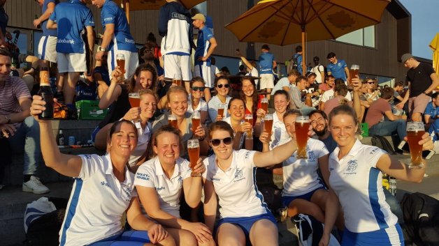 Hé, zit jij er over te denken om (weer) te gaan hockeyen? Er zijn nog seniorenteams die op jou zitten te wachten, zoals Dames 15. Op onze website zie je het actuele overzicht met seniorenteams die spelers zoeken. Wie weet tot snel? bit.ly/Vacatures-Seni… 🏑💙🌴⚡️