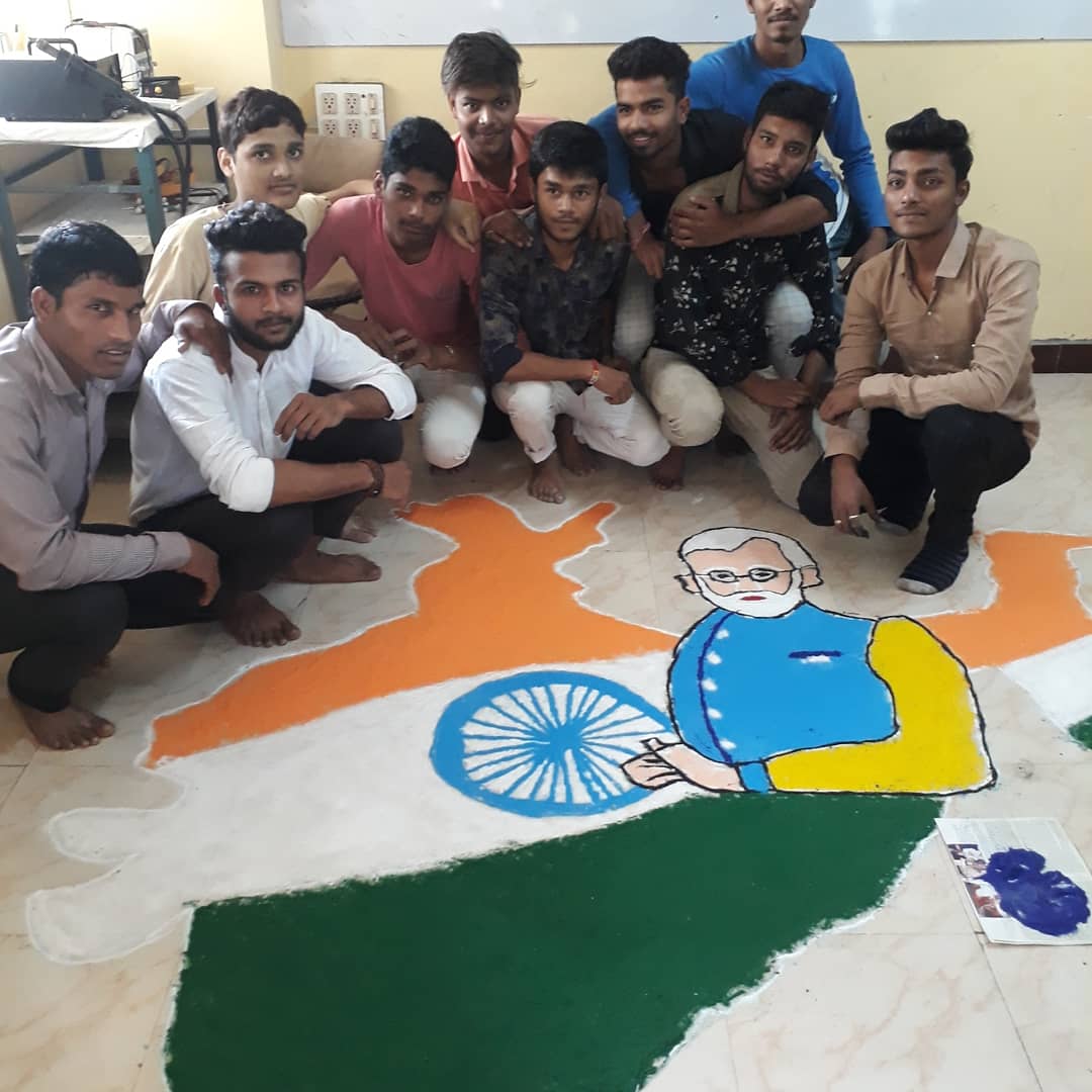 mpssdmratlam's tweet photo. #Diwali Rangoli made by #mmksy Trainees #SkillWaliDiwali https://t.co/1ILu4GsU97