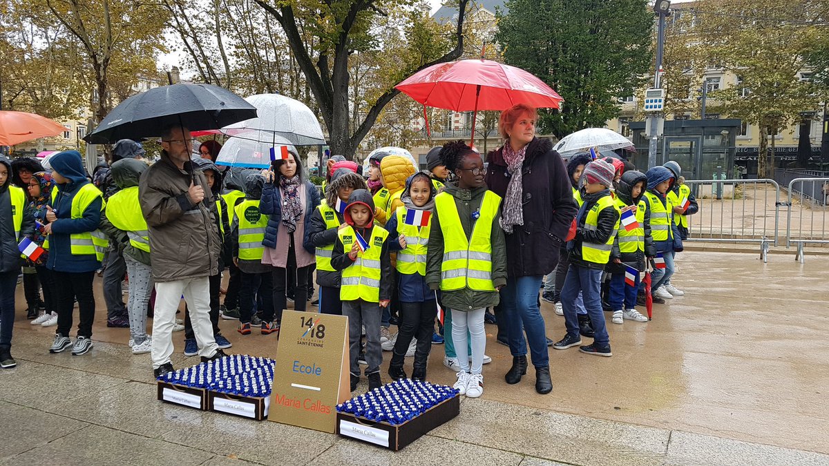 #ACTIVRédac 1200 enfants des écoles stéphanoises rendent hommage aux 6000 poilus de la #GrandeGuerre  <a href="/saint_etienne_/">Ville Saint-Étienne</a> en déposant des #bleuets #souvenirs