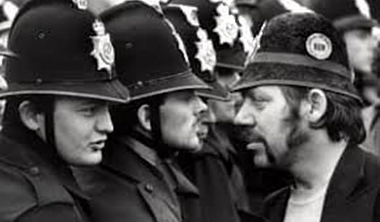 'Crime and Anarchy.'
'The ruling class use our fear of crime to justify the cost and maintenance of a police force, and to hide the true role of coppers...'
anarchistcommunism.org/2018/11/01/cri…
#anarchist #Communism #Communist #anarchism #WorkingClassRevolt #Internationalism #revolution