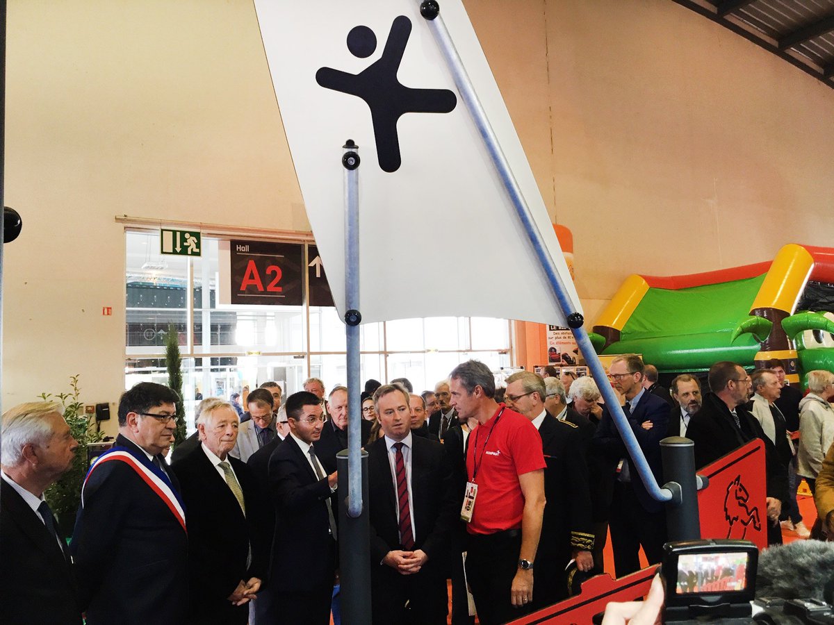 En live du @SalonSETT. <a href="/JBLemoyne/">Jean-Baptiste Lemoyne</a> est venu sur notre stand et a pu échanger avec notre Directeur Général <a href="/EricDaligault/">Eric Daligault</a>  sur nos produits et sur la manière dont KOMPAN œuvre pour la pratique de l’activité physique pour tous.