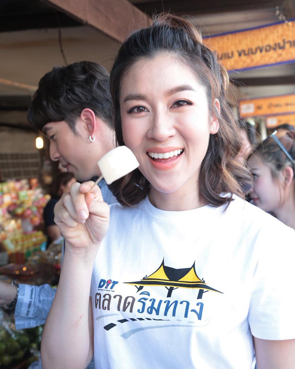 วันนี้อยู่ที่นี่นะคะ..ร่วมเปิดงานตลาดริมทางกับกรมการค้าภายใน กระทรวงพาณิชย์ “ตลาดริมทางตลาดผลไม้หนองชะอม” อ.เมือง ปราจีนบุรี ขับรถมาจากกรุงเทพฯแค่ 2 ชั่วโมง ก็ถึงแล้วค่ะ มีสินค้าของชุมชนชาวบ้านหลากหลายดี มีคุณภาพ ชิมมาหลายอย่างค่ะ