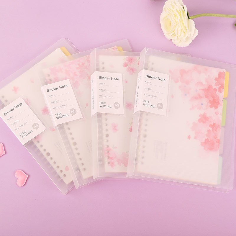 eymhouse's tweet image. #EYMhouse Sakura Flower File Binder A5
Rp 63.000

Membawa keindahan bunga sakura ke atas mejamu, file binder seri Sakura Flower ini cocok digunakan untuk kebutuhan sekolah, kuliah, maupun dunia kerja. Di dalamnya sudah terdapat 50 lembar kertas bergaris yang bisa kamu isi ulang