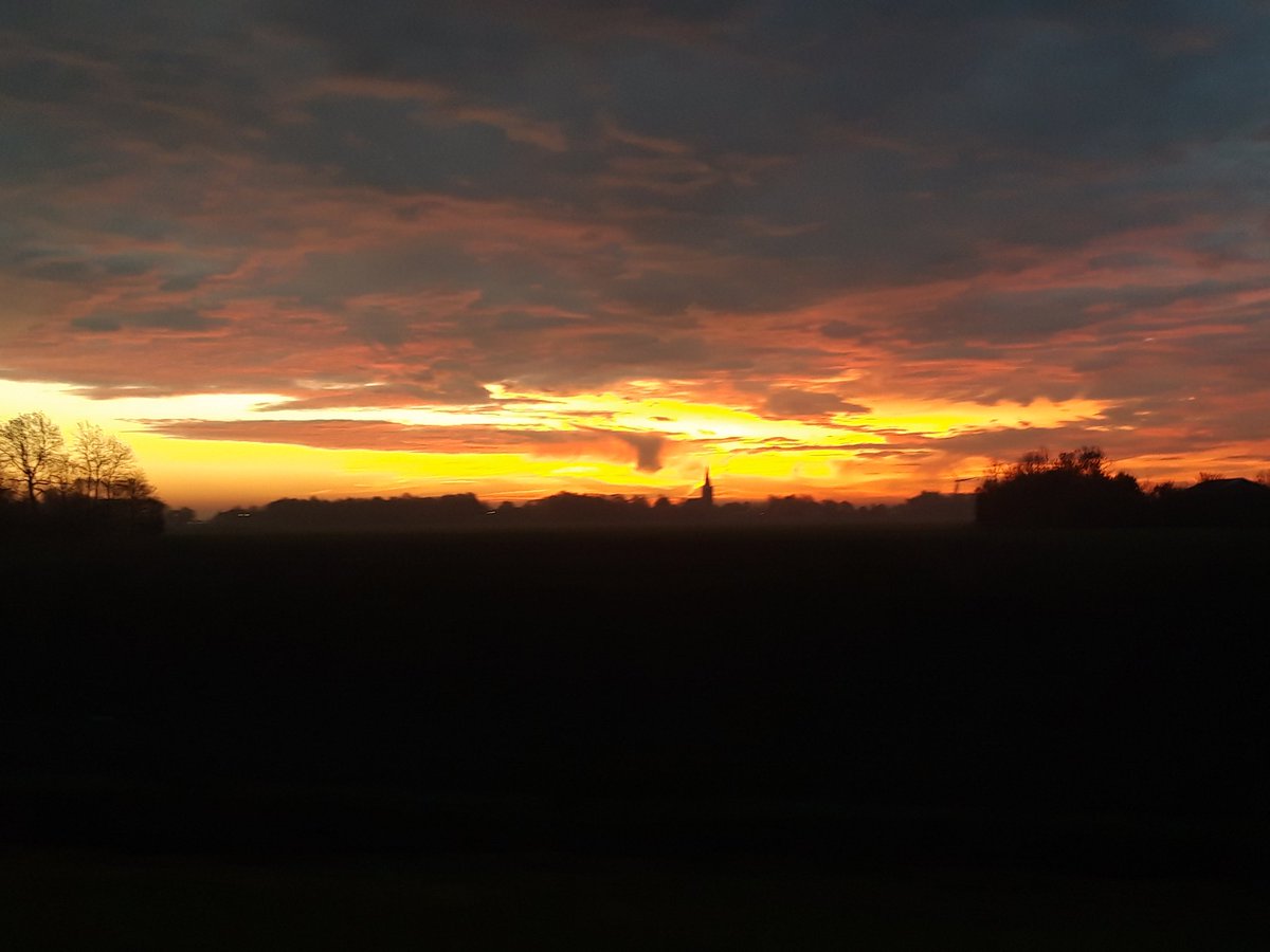 firefigter17's tweet photo. Goedemorgen Fryslân #sunrise #burgwerd. https://t.co/EC9sgFPodB