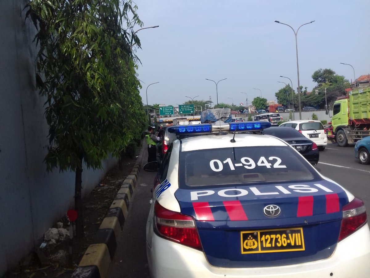 TMCPoldaMetro's tweet image. 13.30 Pelaksanaan #OperasiZebraJaya2018, Polri lakukan penindakan terhadap para Pelanggar lalin yg melintas dibahu jalan di Tol Jorr, Rambutan &amp;amp; Ampera