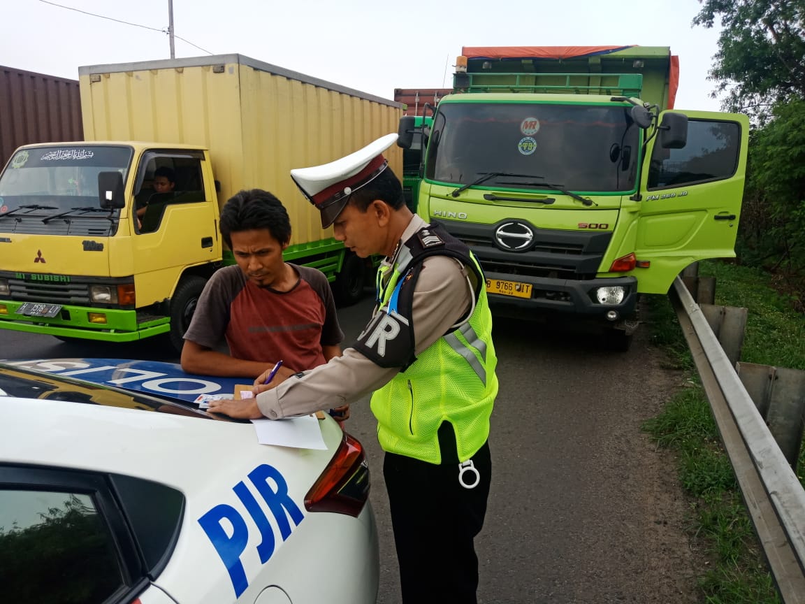 TMCPoldaMetro's tweet image. 13.30 Pelaksanaan #OperasiZebraJaya2018, Polri lakukan penindakan terhadap para Pelanggar lalin yg melintas dibahu jalan di Tol Jorr, Rambutan &amp;amp; Ampera