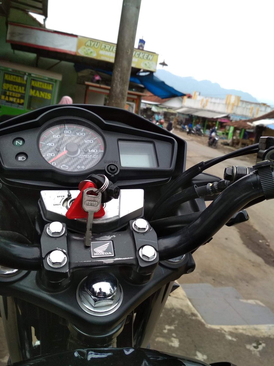 Kamu nyari yang duduk sambil sandaran? Maaf punyaku duduk sambil Pelukan.

#IeuOMOnganAing