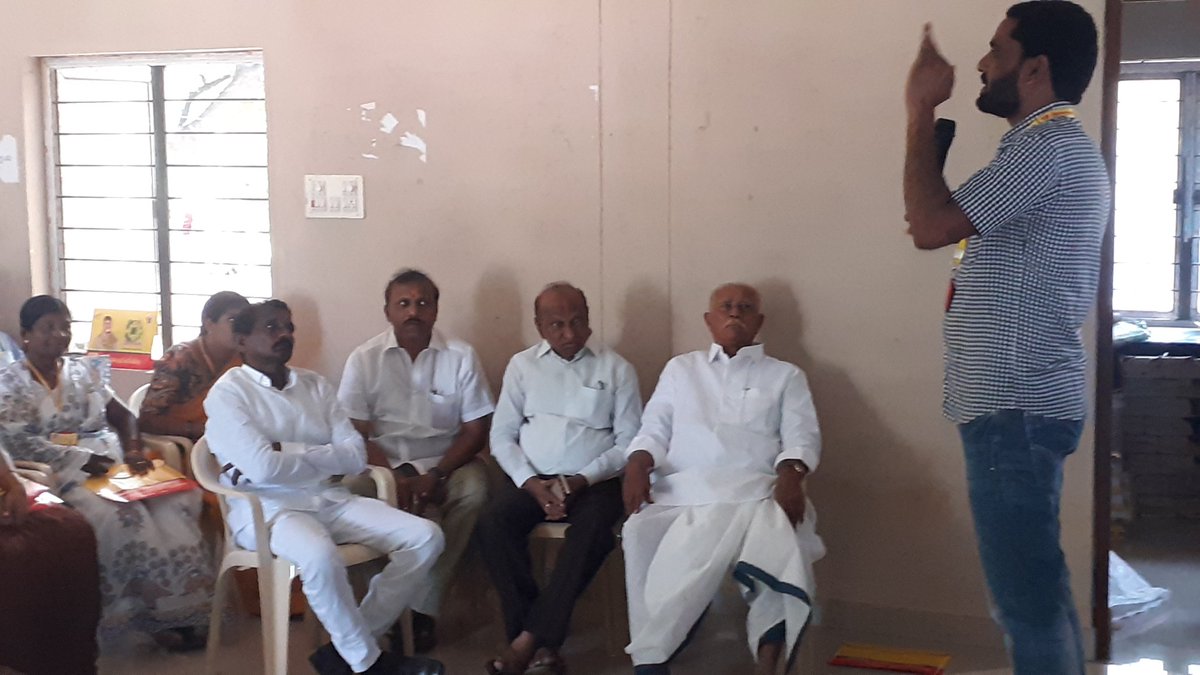 NandyalaVarada2's tweet photo. #NVRR
#ప్రొద్దుటూరు నియోజకవర్గ కేంద్రంలోని మహిళా స్వశక్తి భవన్ లో బూత్ కన్వీనర్ల శిక్షణ తరగతులు రెండవ రోజు కార్యక్రమం ఉత్సాహంగా కొనసాగుతోంది. పాల్గొన్న తెలుగుదేశం పార్టీ ఇంచార్జి మాజీ శాసనసభ్యులు శ్రీ నంద్యాల వరదరాజుల రెడ్డి గారు. https://t.co/6LVXpy52e6
