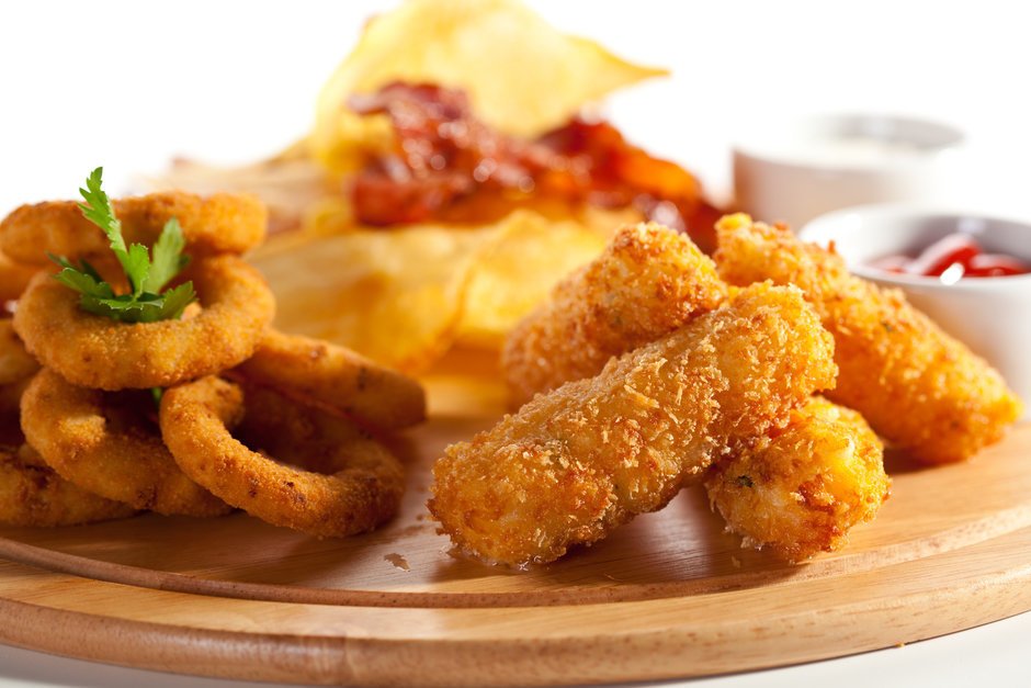 Сырный кляр 

Очень сытный кляр, продукты получаются в нем красивыми и ароматными. 

Ингредиенты: 
Майонез 3 ст. л. 
Яйца 4 шт. 
Твердый сыр 100 г 
Мука 4 ст. л. 
Соль по вкусу