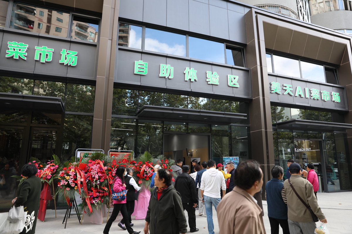 The first unmanned vegetable store welcomed its first visitors last week in Shanghai. The Deepblue Technology team introduced a unique in its kind store where any visitor could buy fruits and vegetables without using cash and bank cards.
