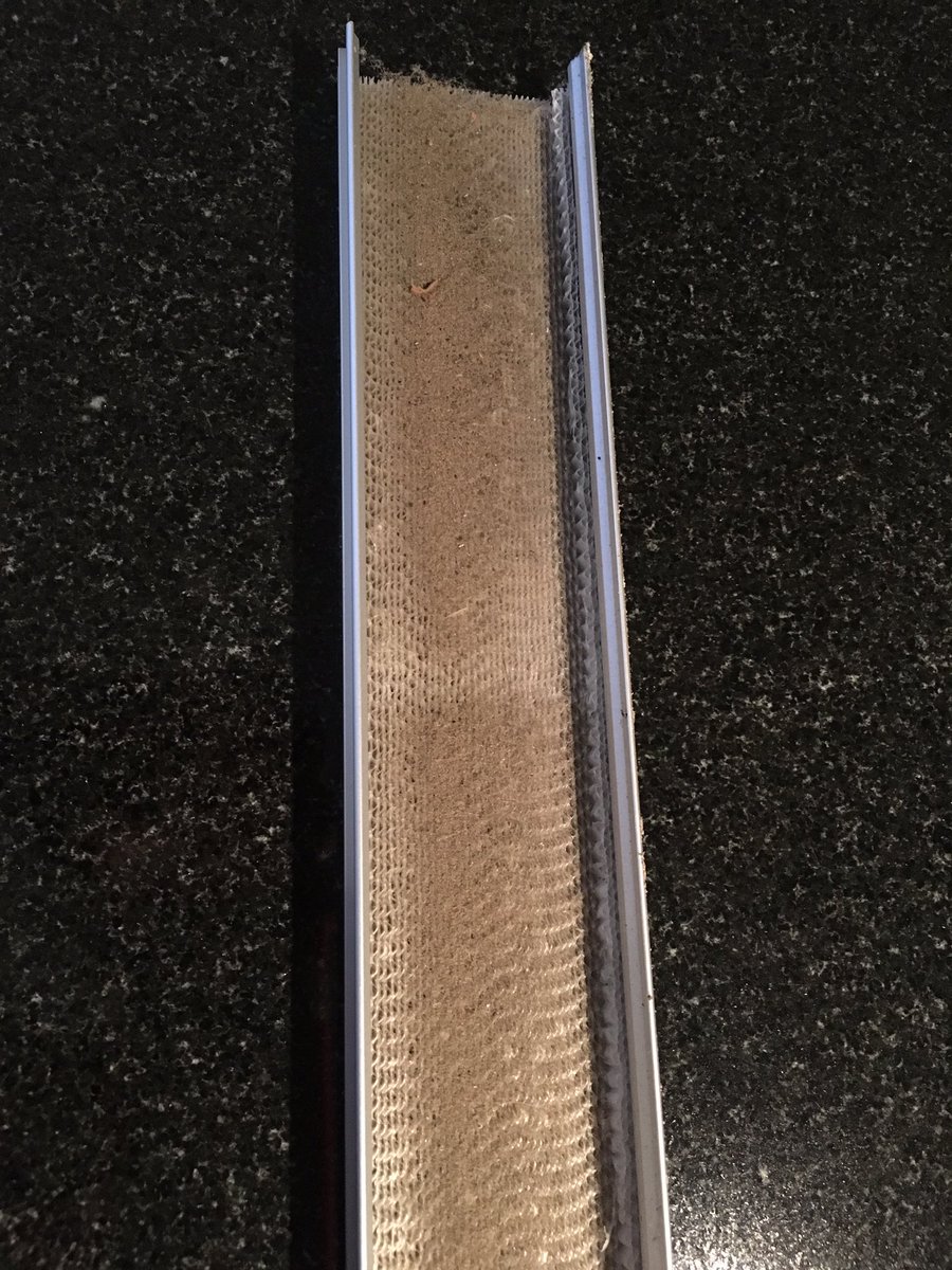 ijsselglas's tweet image. Wegverkeer en industrie zijn in ons land de belangrijkste bronnen van #luchtvervuiling. Met een Duco Pollenfilter houdt u de schadelijke fijnstof grotendeels buiten! Beter voor uw gezondheid!
Foto’s laten een gebruikte #pollenfilter zien en een nieuwe, wat een verschil!