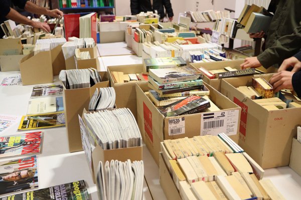 La #braderie de la BU Tréfilerie a commencé !!! 😍 Prenez vos ☂️ et rejoignez-nous pour dénicher des bonnes affaires : livres à 2€ et revues à 50 cents pendant 3 jours 🌈 #buUJMtréfilerie