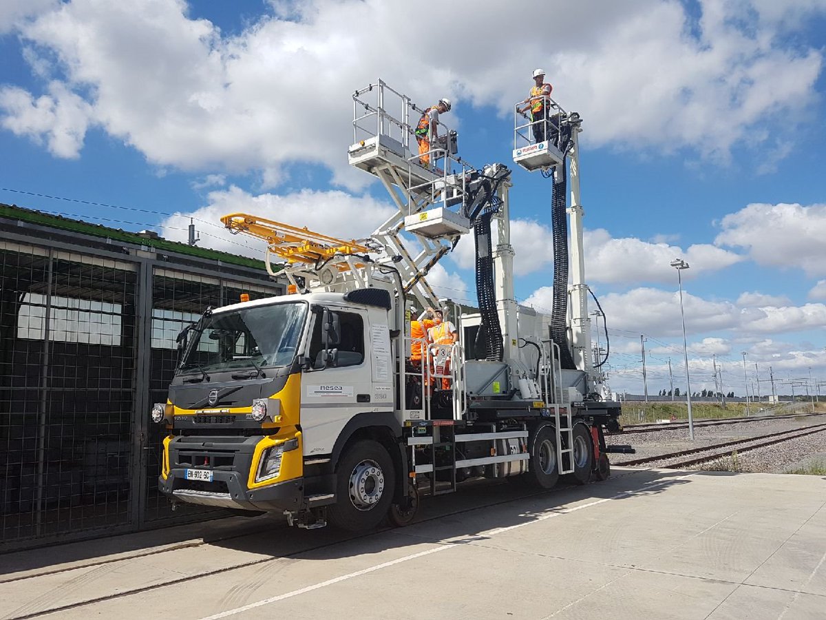 AGIFIfrance's tweet photo. Éclairage sur nos infrastructures💡
👩🔬 Innovation : les engins rail-route 👨🔬
Modulaires, innovants, ces véhicules utilisés par MESEA assurent la maintenance voie et caténaire. Pouvant s’enrailler et dérailler partout, ils limitent l’encombrement des voies
#AGIFI #LeRailAutrement https://t.co/mYKwfJa66v