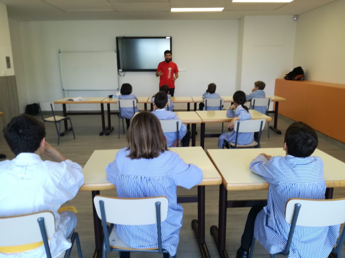 escolaloreig's tweet photo. Els representants de curs de Primària es reuneixen amb el dinamitzador de pati. #projectepatis #escolaloreig https://t.co/5l8Uyy8s0x