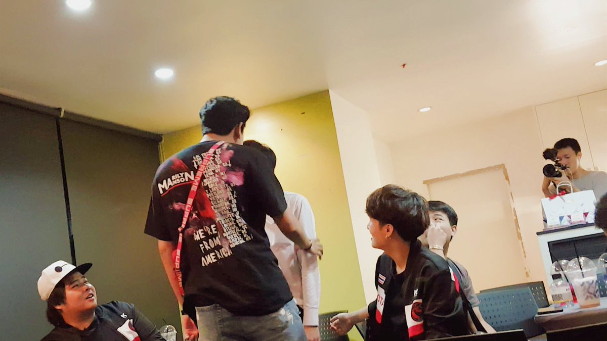 For_TingDC's tweet photo. หลุด!! มิสเตอร์ซันขู่ไถตังนักศึกษากลางงานมี้ต

แงงง อย่าแกล้งน้องง😂😂
#dchamz #mrsunz #DiamondCobra #ToyotaDiamondCobra #TDCmeeting #TDC https://t.co/ygQufYZpMh
