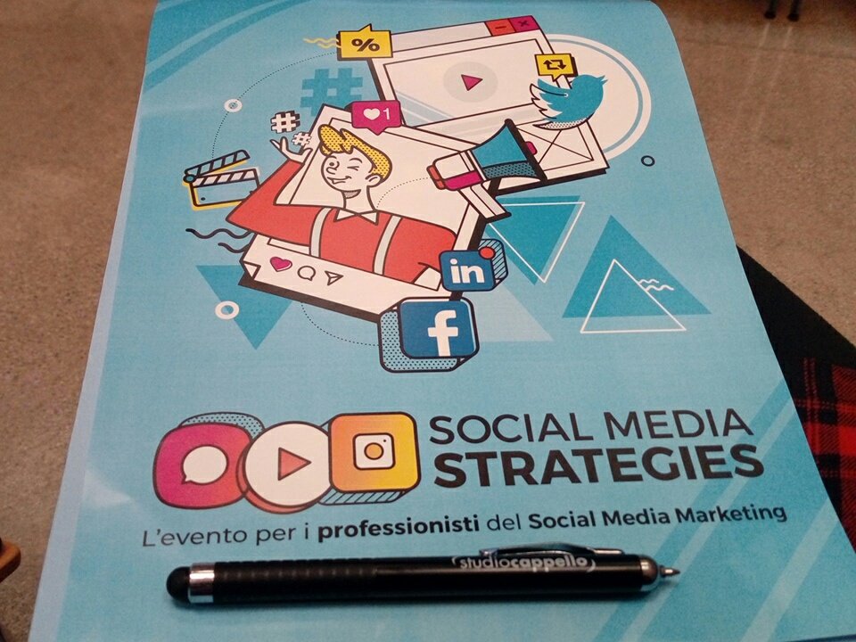 Blocco degli appunti e penna... Speech dopo speech le pagine si riempiono #SMStrategies #FBAds