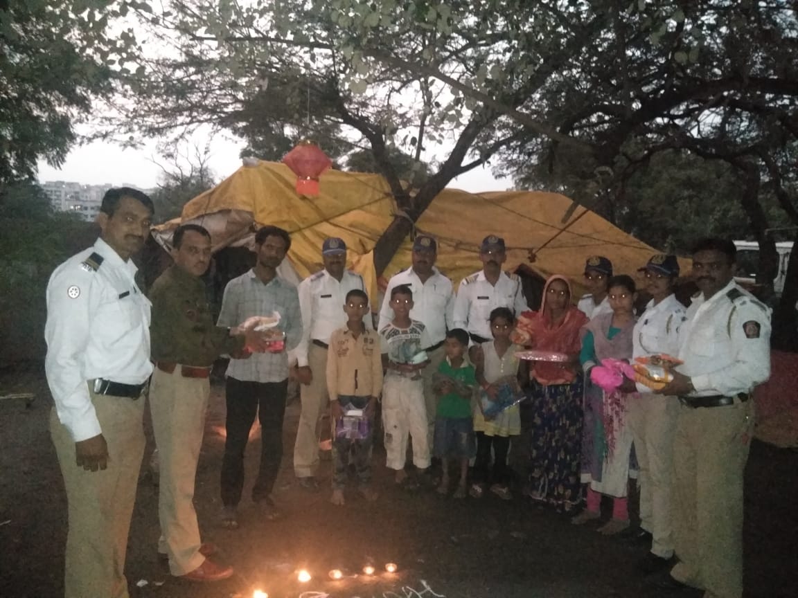 TejaswiSatpute's tweet photo. I am proud of you PI Nimbalkar and Kondhawa traffic staff for such a kind gesture. Congratulations #beinghuman
@CPPuneCity @PuneCityTraffic @PuneCityPolice https://t.co/M8ErEThx85