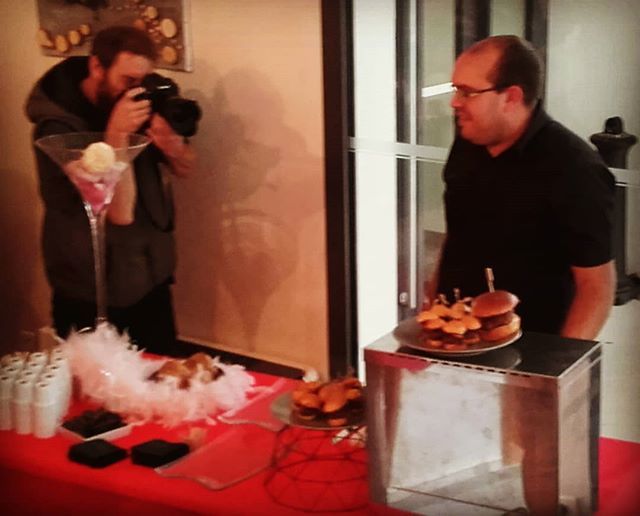 Caprinov's tweet photo. Conférence de presse #caprinov2018, une petite photo avant de goûter au #capriburger 🍔 concocté par Romain Chollet !
#chevre #burgerdechevre #burger #elevage https://t.co/xLgIZrf3jU https://t.co/eeojxrjiGs