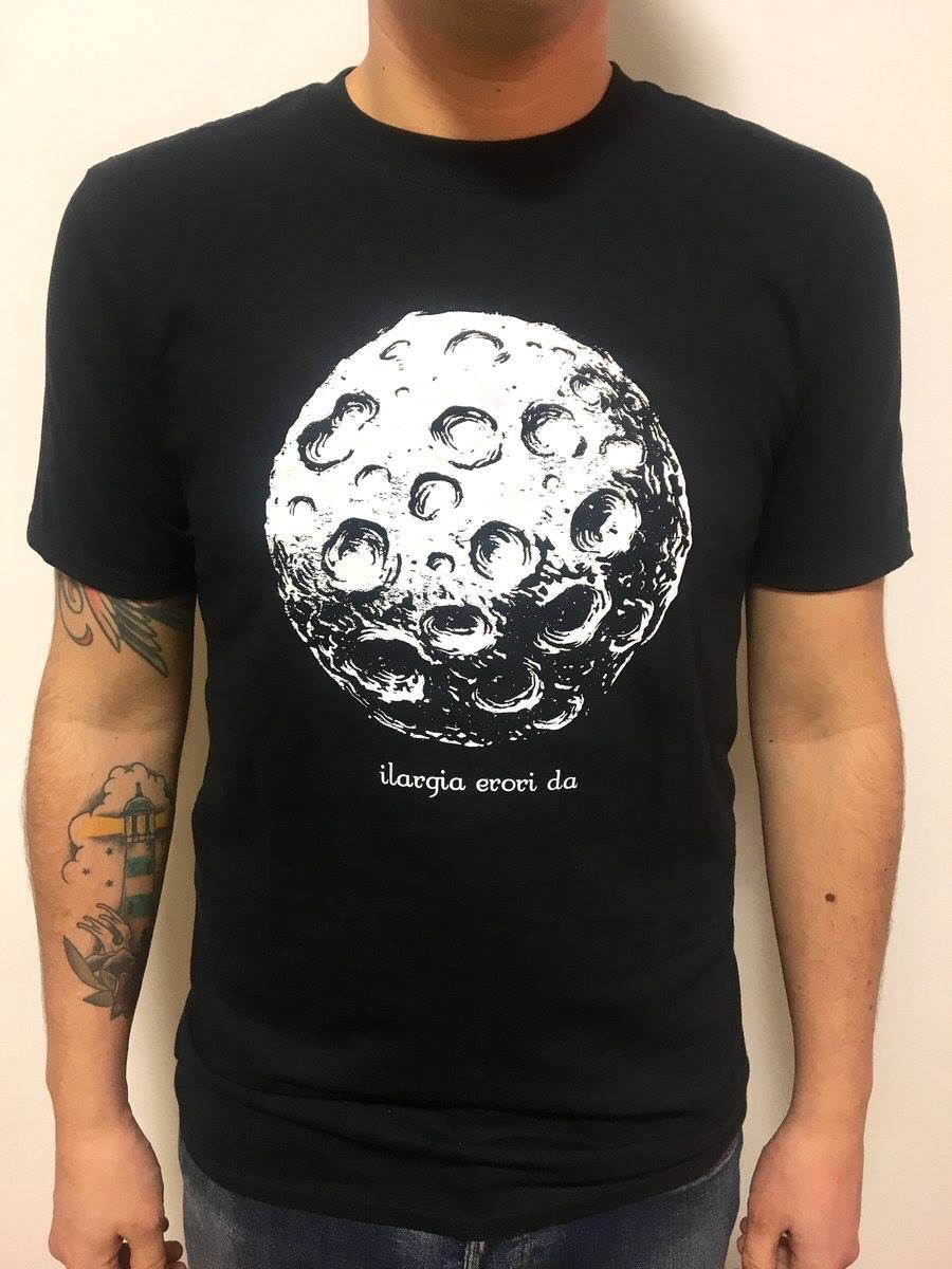 Gure online dendan dagoeneko <a href="/libemusika/">Libe</a> eta <a href="/IzakiGardenak/">Izaki Gardenak</a> En diskoak eta mertxana eskura ditzakezue. Egin bisita! 
🛒: uhinakkomunikazioa.com/denda