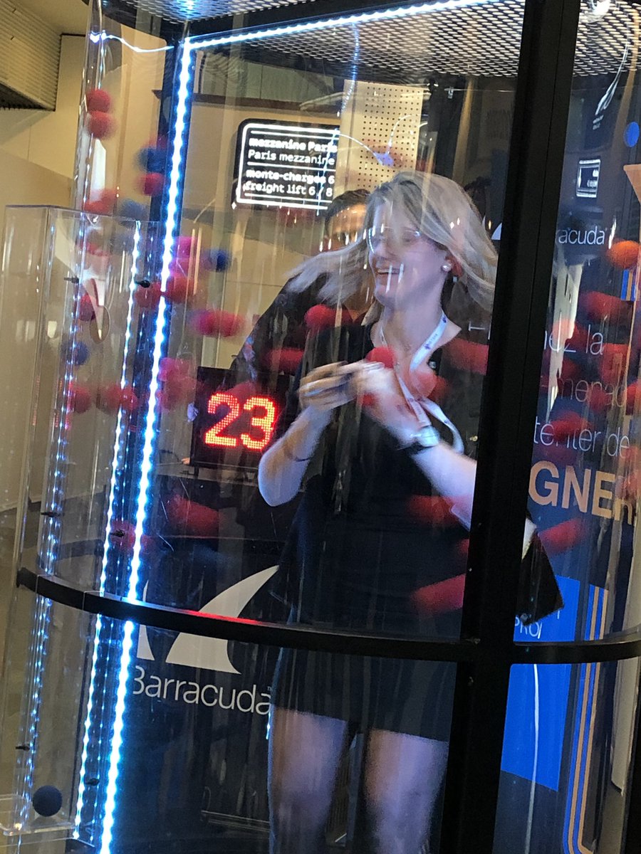 CamilleDAVID2's tweet photo. En #MBADMB, les #TechPaf sont vraiment bon quand il s’agit de s’adonner à des expériences !😂 #efap #microsoftexperiences #Experiences18 https://t.co/lyUrIAQjYq