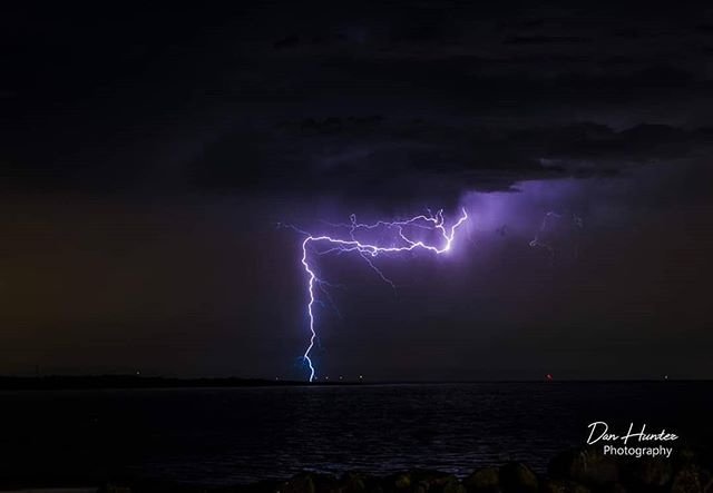 Wowsa! That strike covered some distance. Check out the path this strike takes. Captured by Dan Hunter in @visitqueenscliff 
📷: @dan_hunter_
———————
For more info on SF2 ➡StrikeFinder.photo
