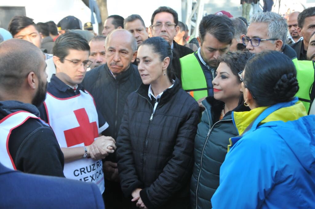 Claudiashein's tweet photo. Visitamos el albergue para los migrantes centroamericanos ubicado en la Ciudad Deportiva para solidarizarnos y apoyar en la coordinación de la ayuda humanitaria. Porque lo dice la Constitución y por convicción la Ciudad de México debe seguir siendo una ciudad hospitalaria. https://t.co/hJM5clXyn4