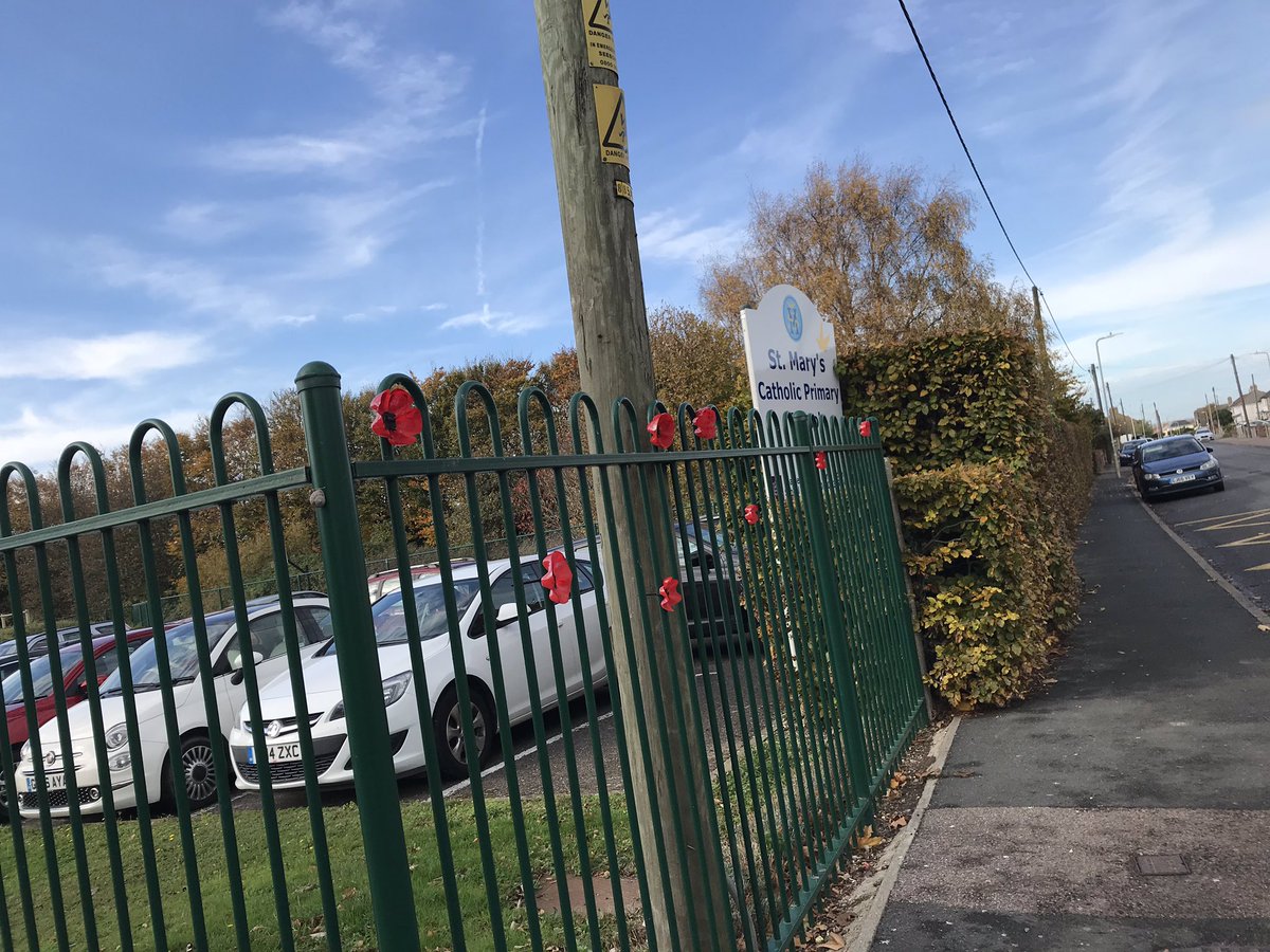 Brilliant #poppy display at gates of cedar catholic primary school, Deal #rememberwhatwestandfor @SkillForceEng #Remembrance2018