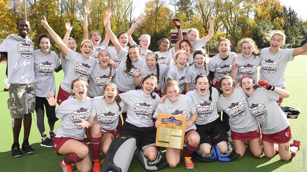 FieldTurf's tweet image. Big shoutout to @VassarFH who punched their ticket to the NCAA Division III Field Hockey Tournament after earning their FIRST EVER Liberty League title🏑🏆
The team closed out the season winning 16 straight games‼️
#BrewUp #PlayToWin #TeamFieldTurf