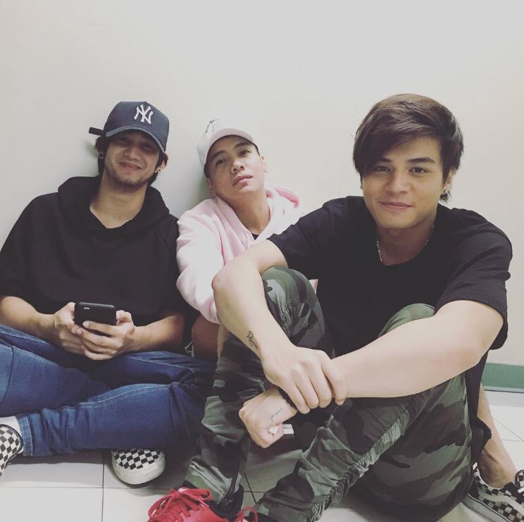 iamlyzsapphire's tweet photo. Same shoes po ba sila 2day?!! Feeling ko lang?!!! Ayieeeee😊😊@iamAndalioLoisa @iamr2alonte @LoiNieOFCL @LoinieWorld #POPSSSSSasamahanKita https://t.co/QtRGsry3Jl