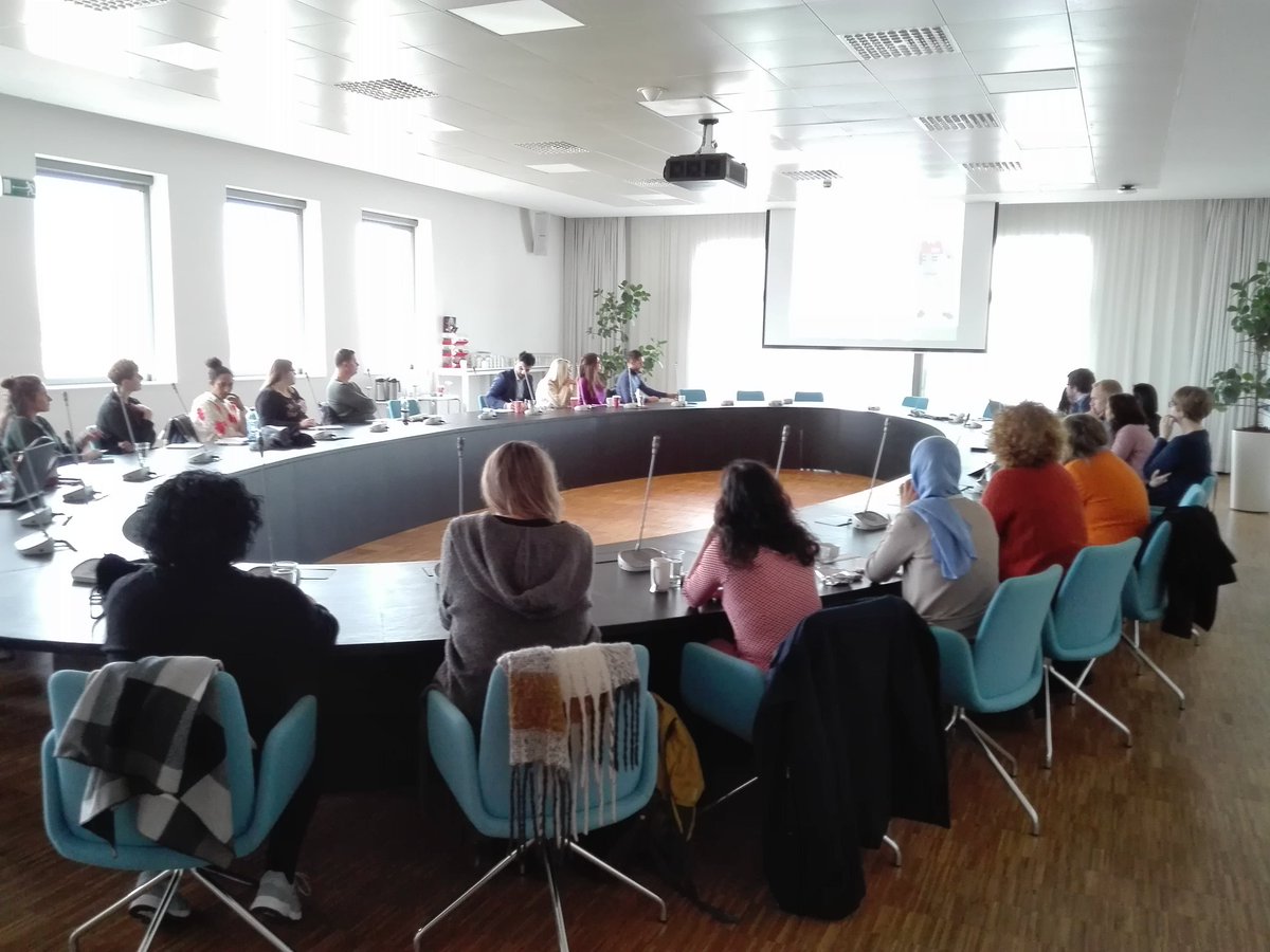 VerstegenMieke's tweet photo. #JOBROAD is een absolute meerwaarde voor (begeleiders, opleiders en toeleiders van) werkzoekende vluchtelingen met dank aan @Accent @BusinessInA @OCMWAntwerpen @VDABAntwerpen en #partners Vandaag vacatures Q4 Niet voor mensen met hoogtevrees. #panoramazaal #denBell @VFUFFI https://t.co/j7F2K3BIjp