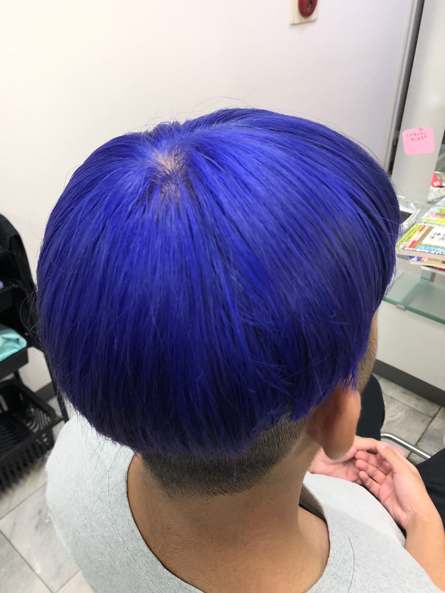ストロベリーロックス 赤羽カラー専門店 本日のヘアカラー メンズの派手髪も来店増えてて嬉しい メンズならではのカラリングもいいよね 青紫系のクールなカラーにマッシュスタイルで注目度は否応なしに上がるよ 派手髪 パープル
