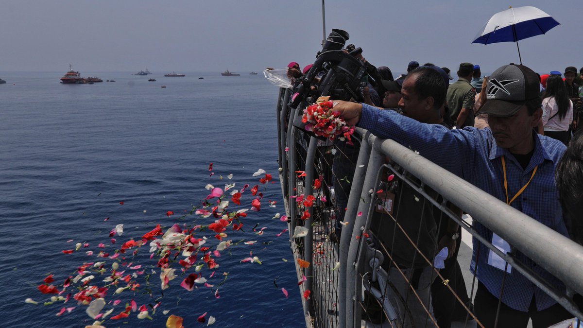 #CNNIndonesia
Keluarga korban Lion Air PK-LPQ diantar dua kapal perang TNI AL ke laut di utara Karawang untuk melakukan doa bersama dan tabur bunga. goo.gl/sHL9TU