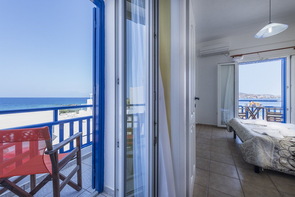 GreciaMia_it's tweet photo. Remvi studios è una preferita. Per il cuore, per la posizione, perchè si trova a soli 8 metri dal mare, e a pochi passi dalla spiaggia di #Pollonia 💙 https://t.co/P8oa96yQzh 
#greciamia #isolegreche #milos #grecia #cicladi https://t.co/Kq5kWUSnYT