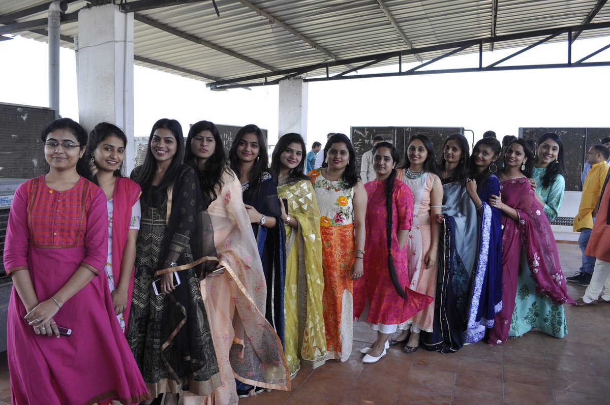 Everdata_Tech's tweet image. With all the gleams and glitter around yet another festival to celebrate happiness, joy, prosperity and most of all togetherness.
Diwali celebration by the members of the Everdata family with full-on festivities and fun activities.
#HappyDiwali #Diwali2018 #Everdatatechnology