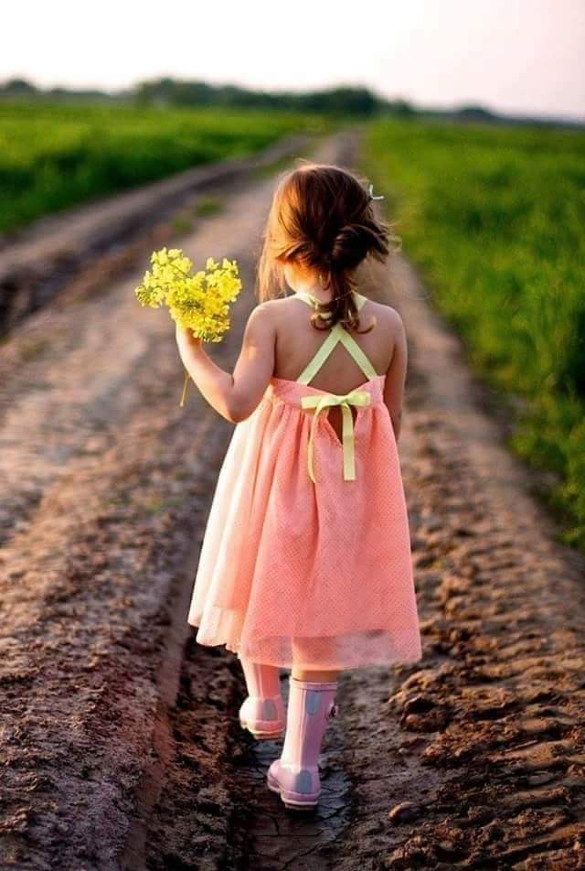 سلاماً على العابرين على الأرض بخفة ما جرحوا قلباً   و لا أبكوا عيناً وما تركوا ذكرى مؤلمة وزادهم من الحياة بسمةوكلمة طيبة      و أخلاق كريمة
مساء الخير