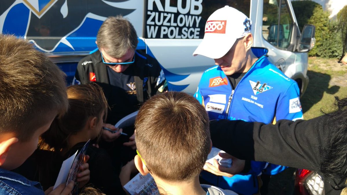 UniaLesznoKS's tweet photo. Góra (woj. dolnośląskie) Jesteśmy tu dla WAS i dziękujemy, że wpadliście👋🏼 #ByczaZłotaJesień #PrzybijPiątkęzMistrzami #KSUL⚪️🔵 #DMP2018🏆 https://t.co/uxV5tpRzpj