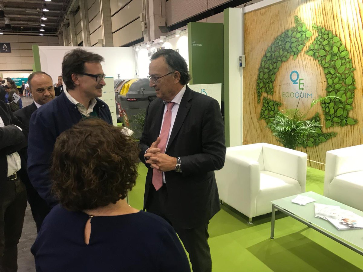 Con el concejal ⁦@giuseppegrezzi⁩ en el stand de ⁦@QUIMACOVA⁩ en la inauguración de #Ecofira18 ⁦@feriaecofira⁩ #quimicaverde #sostenibilidad #compromiso #medioambiente