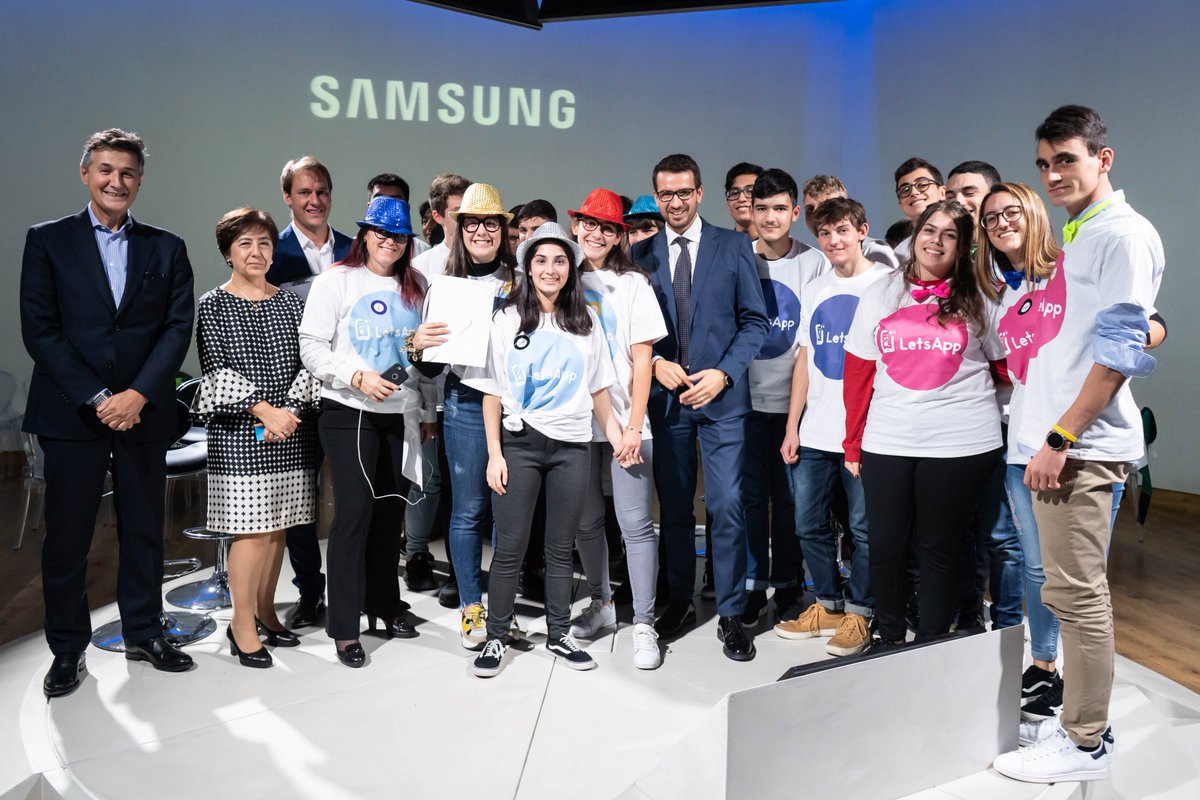 SamsungItalia's tweet image. Al #SamsungDistrict in scena l'Hackathon conclusivo del Progetto Corporate Citizenship #LetsApp, in collaborazione con il @MiurSocial per avvicinare i ragazzi al mondo digitale. Cinque scuole hanno proposto cinque diverse applicazioni legate alla tematica sicurezza.